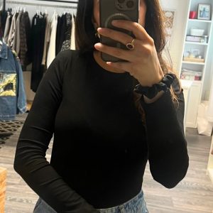 Top noir basique