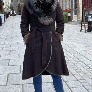 Manteau cintré en agneau retourné